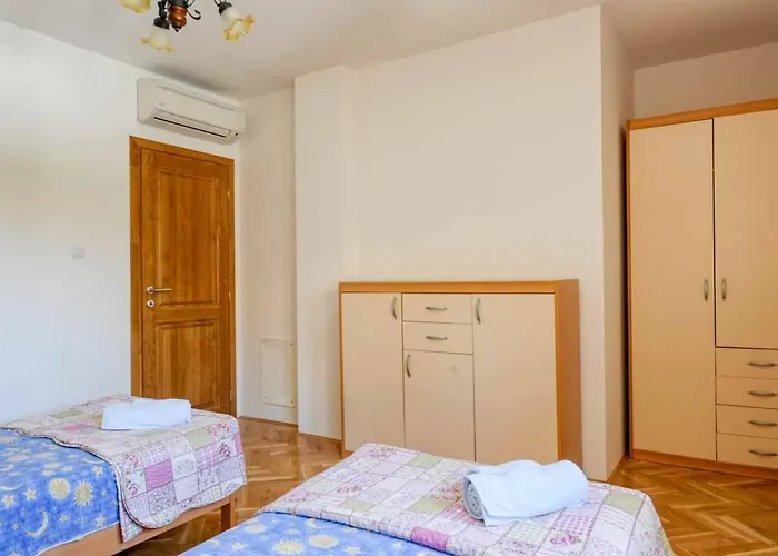 House Melly With Swimming Pool Vikendica