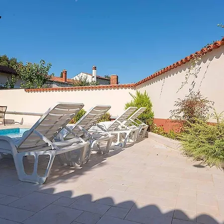 House Melly With Swimming Pool Holiday home Rovinjsko Selo