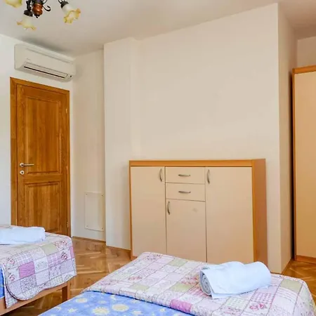 House Melly With Swimming Pool Holiday home